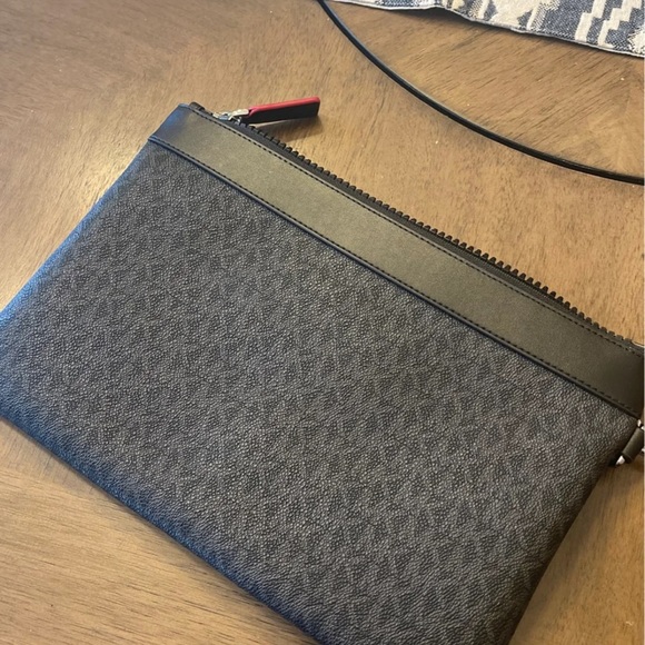 Michael Kors Large logo Wristlet - Picture 2 of 4